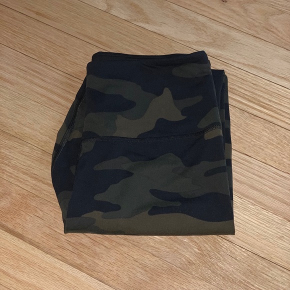 M Victoria’s Secret Ultimate PINK Camo Legging - Picture 1 of 3